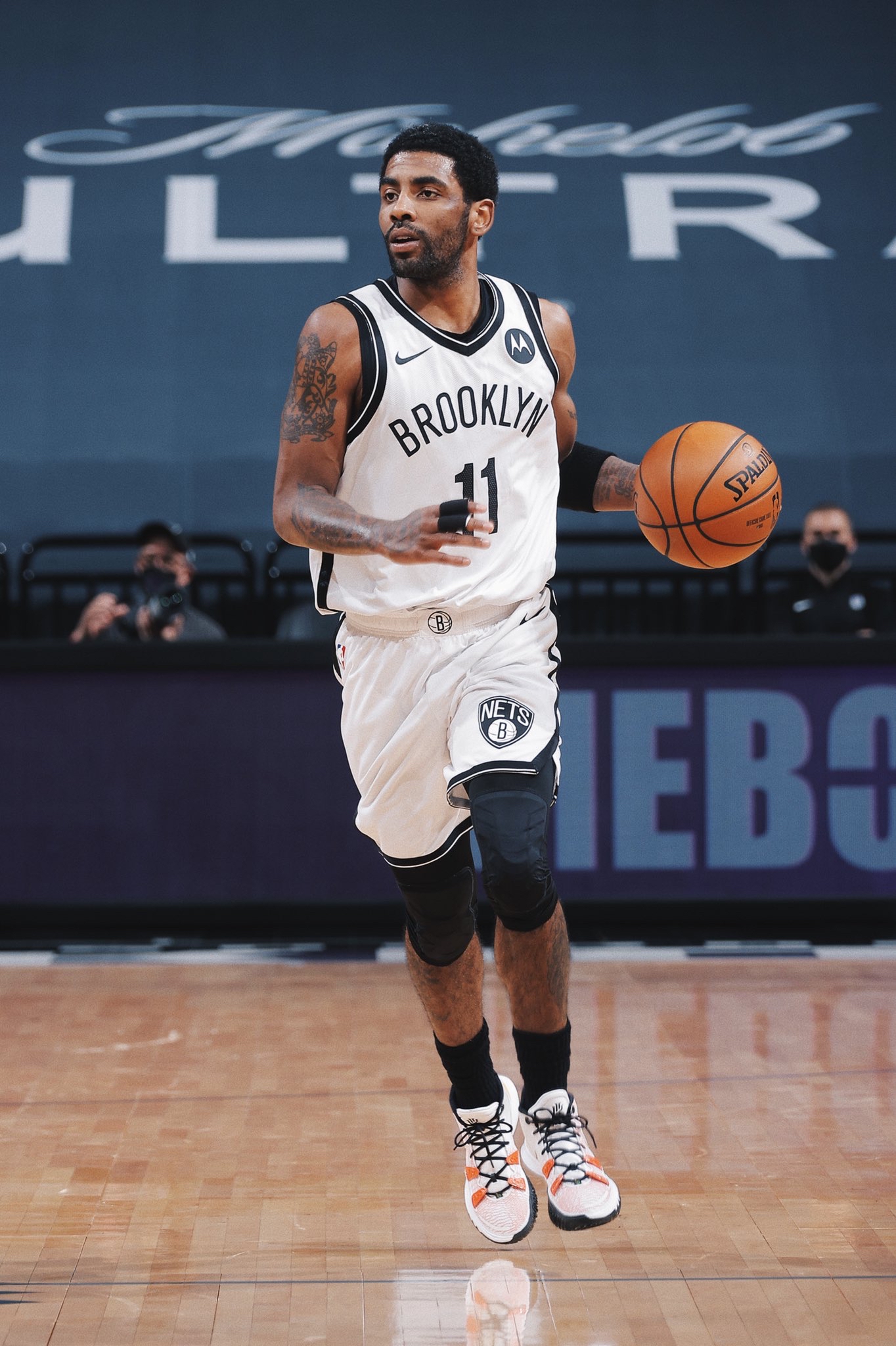 使他很难在 使他很难在